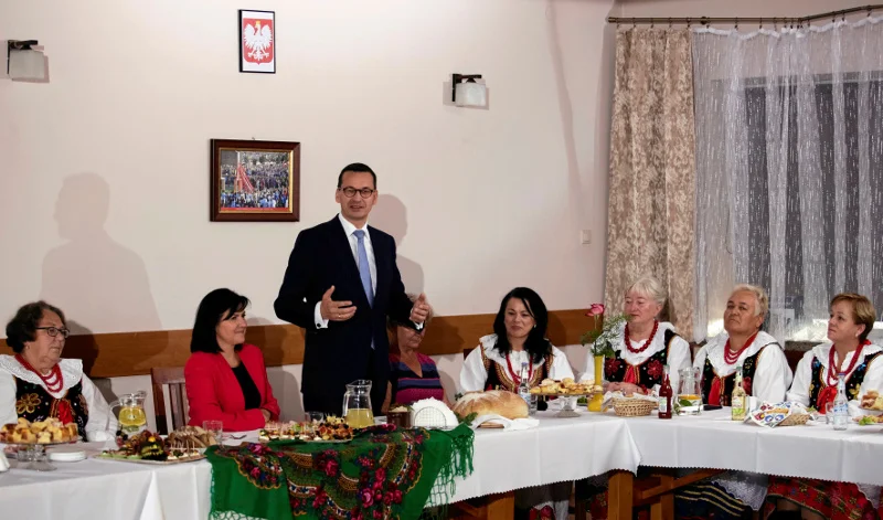 Kołom gospodyń wiejskich premier Morawiecki obiecał program 3 tysiące plus.