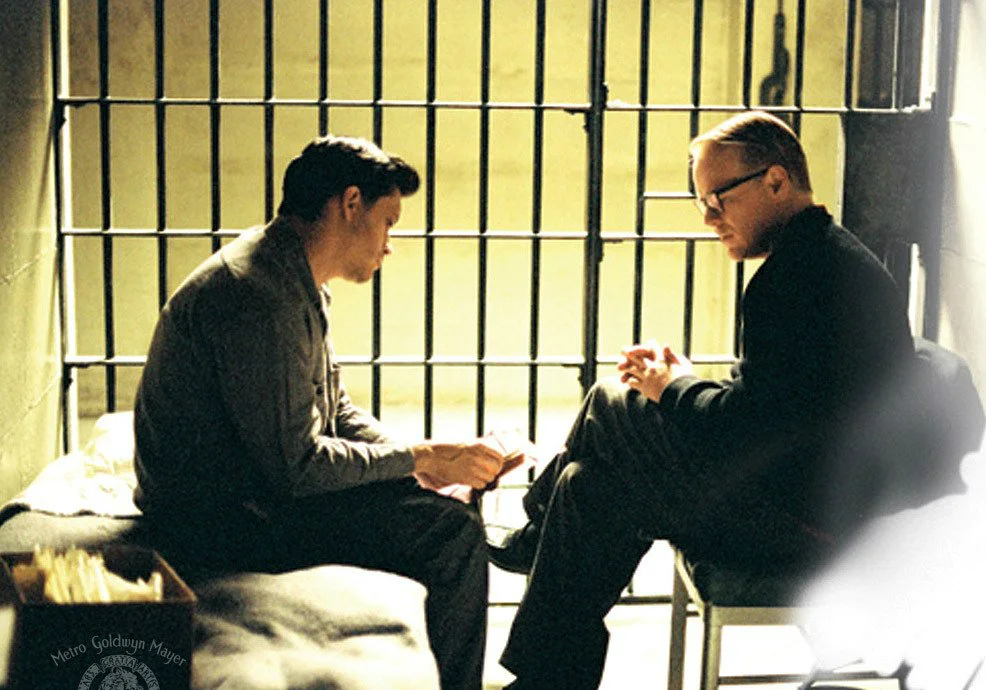 Philip Seymour Hoffmann w filmie „Capote” z 2005 roku opowiadającego o złożonej relacji pisarza z Perrym Smithem, który zamordował cztery osoby