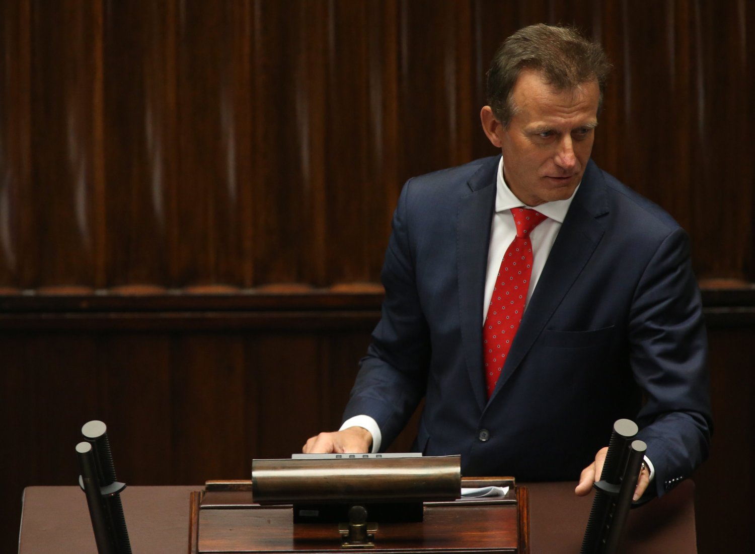 Prawicowe media zarzucają posłowi Zbigniewowi Ajchlerowi, że wystąpił w Sejmie pod wpływem alkoholu. Tymczasem polityk od 20 lat cierpi na chorobę Parkinsona