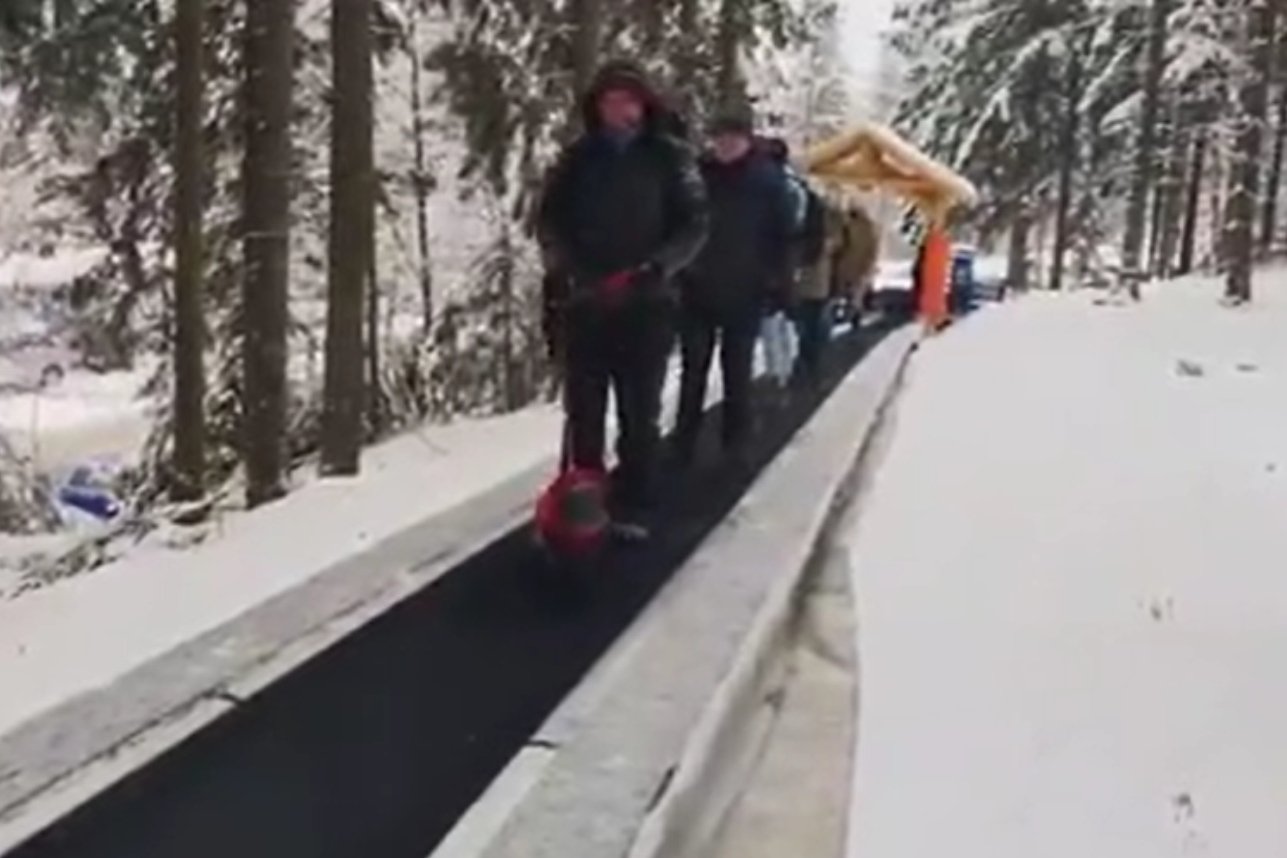Taśma transportowa dla turystów w górach