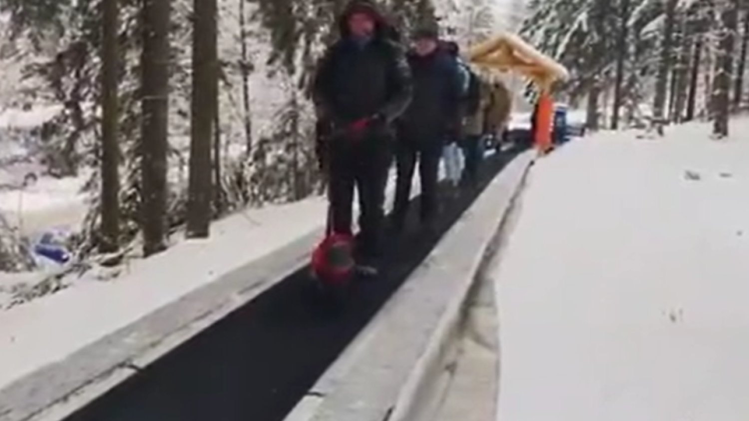 Taśma transportowa dla turystów w górach
