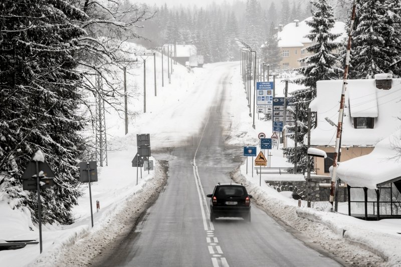 Jak poinformowała w sobotę słowacka policja, od poniedziałkowego poranka zamkniętych zostanie aż dziesięć przejść granicznych z Polską. Jak poinformowała w sobotę słowacka policja, od poniedziałkowego poranka zamkniętych zostanie aż dziesięć przejść granicznych z Polską