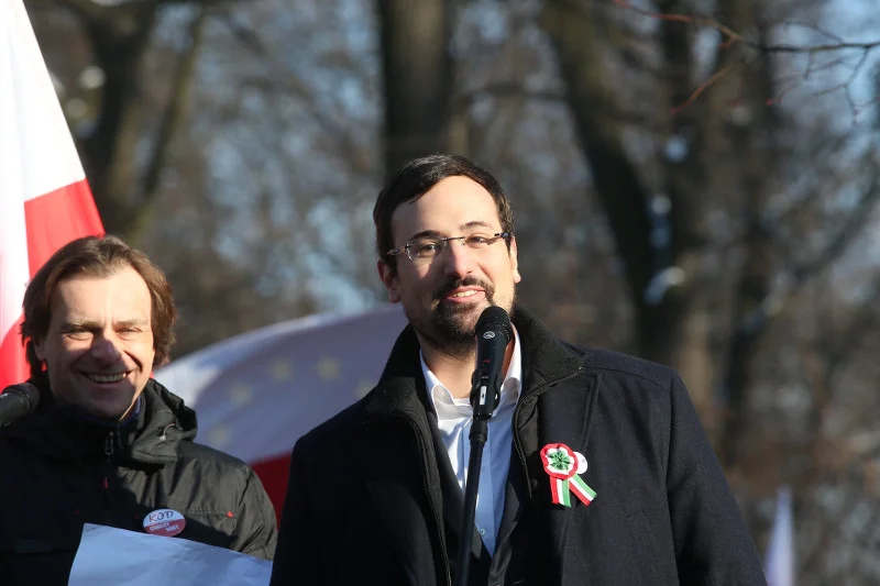Balazs Gulyas przemawia podczas demonstracji KOD w Warszawie.