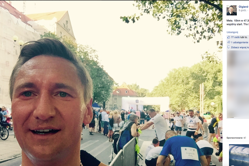 Marszałek złożył kwiaty przed bramą stoczni w stroju biegacza. Brak szacunku?