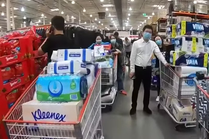 W Australii ludzie szczególnie wykupują papier toaletowy.