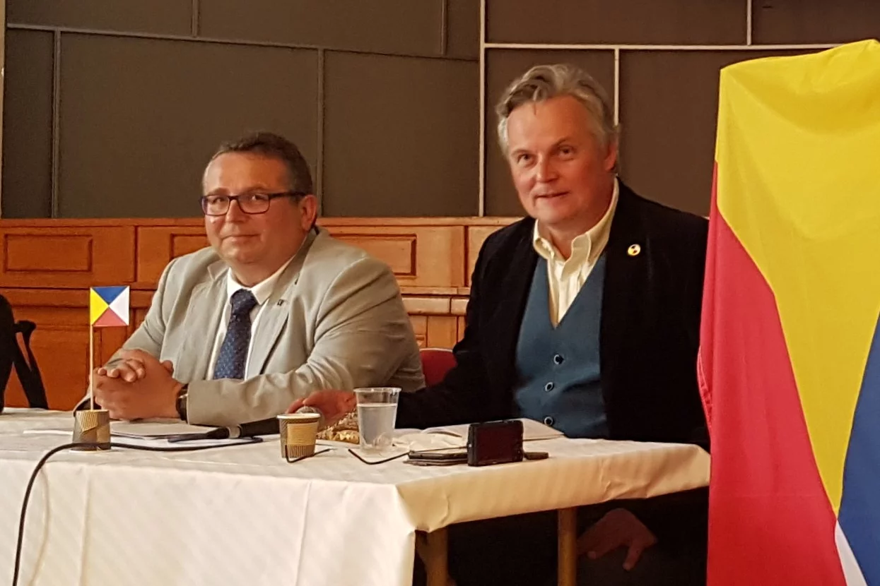 Vojtěch Merunka i Jan van Steenbergen - jedni z twórców miedzysłowiańskiego. Na zdjęciu widoczna jest też flaga języka