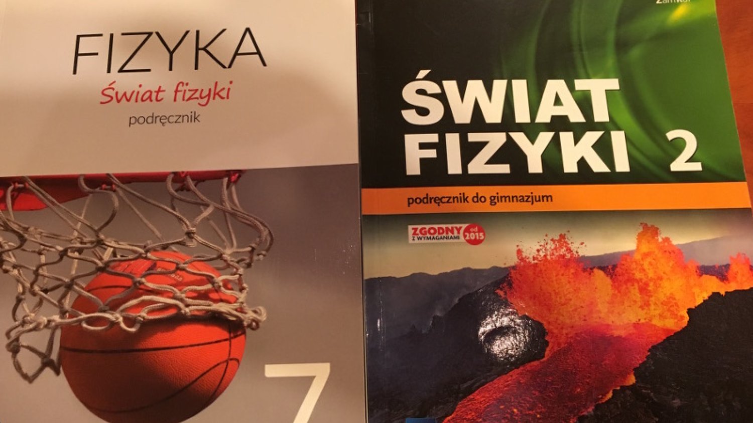 Podręcznik do 7 klasy z fizyki zawiera materiał z 1 klasy gimnazjum oraz I semestru 2 klasy.