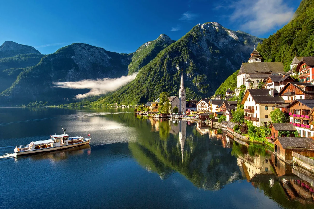 krajobraz Austrii Austria, miasteczko, widok na góry i jezioro