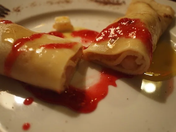 Broniliśmy się przed deserem, ale właściciel Restauracji Gdańskiej, Pan Henryk Lewandowski, oczarował nas naleśnikami z owocami z własnego ogrodu.
