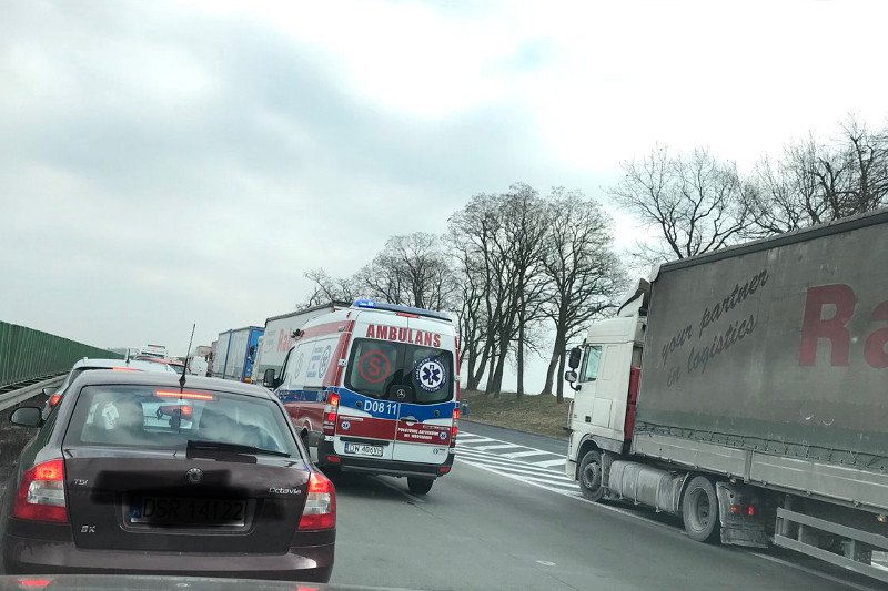 W czwartek na autostradzie A4 doszło do groźnego wypadku. Na szczęście stojący w korku kierowcy wzorowo utworzyli tzw. korytarz życia.