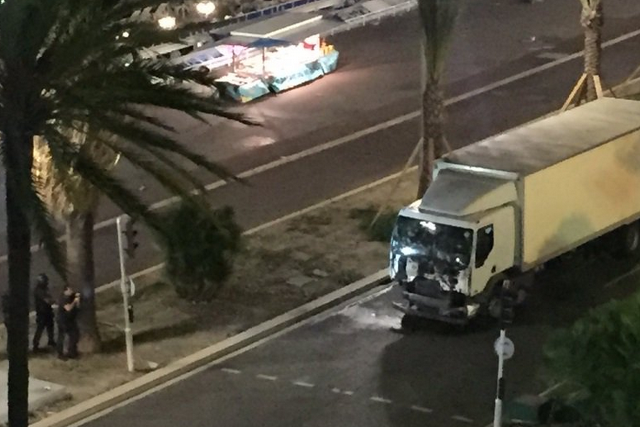 31-letni obywatel Francji o tunezyjskim pochodzeniu wjechał ciężarówką w tłum.