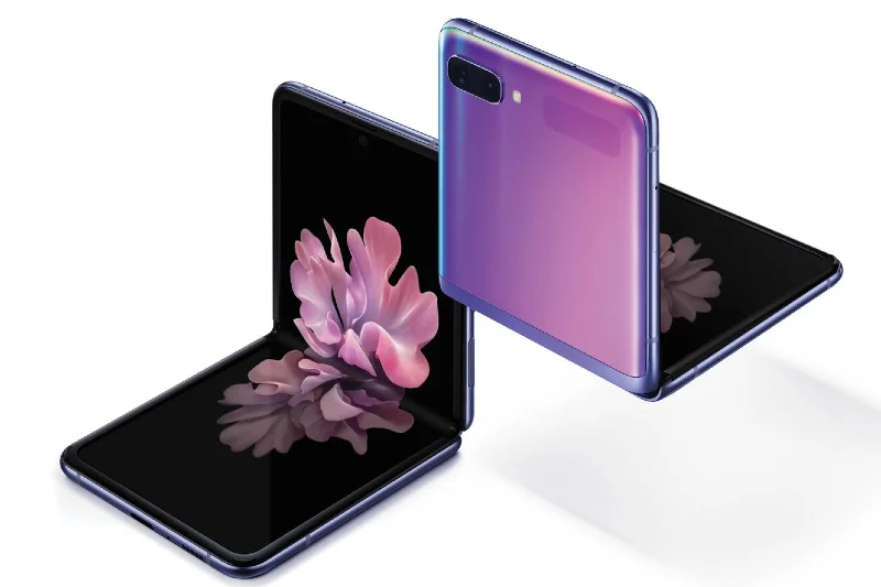 Po otwarciu Galaxy Z Flip automatycznie dzieli się na dwa 4-calowe ekrany, dzięki czemu można łatwo wyświetlać treści w górnej części wyświetlacza, a w dolnej części sterować nimi