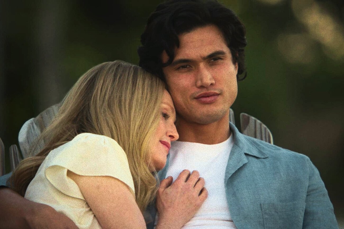 "Obsesja" z Natalie Portman, Julianne Moore i Charlesem Meltonem to przedziwny, ale dobry dramat opowiadający o groomingu.