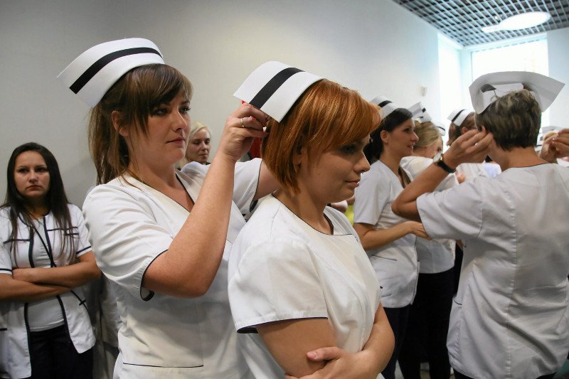 Coraz mniej młodych osób wiąże przyszłość zawodową z pielęgniarstwem