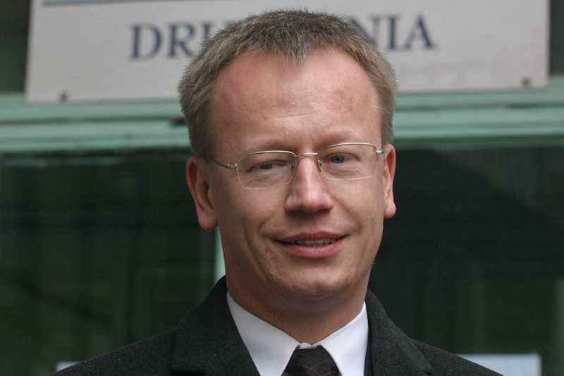 Na zdjęciu komornik Artur Zieliński, z 2005 roku. Pod siedzibą wydawnictwa Stella Maris, którego długi egzekwował