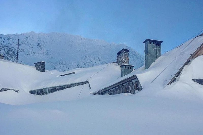 Schronisko w Dolinie Pięciu stawów zostało niemal całkowicie zasypane śniegiem. TOPR ewakuował turystów śmigłowcem.