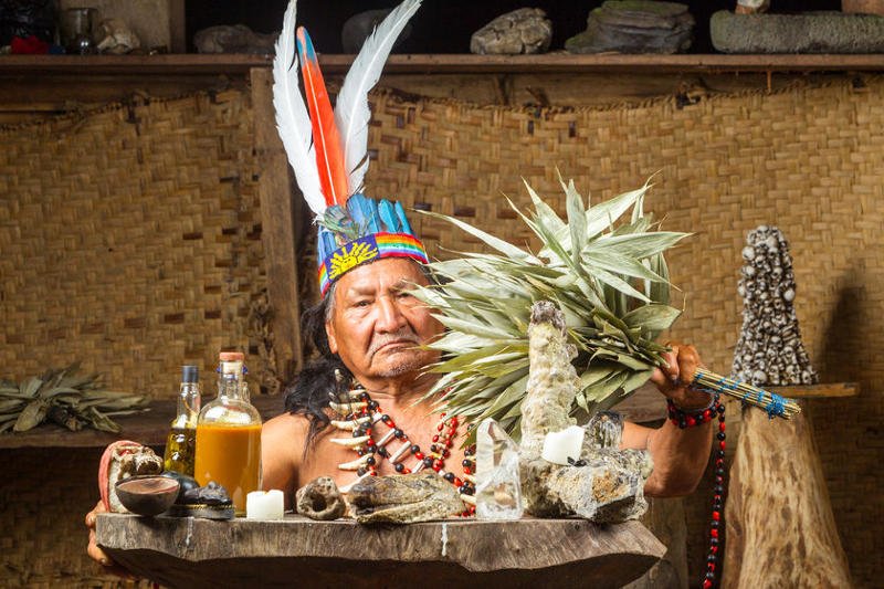Szaman w tradycyjnym stroju przed seansem ayahuasci.