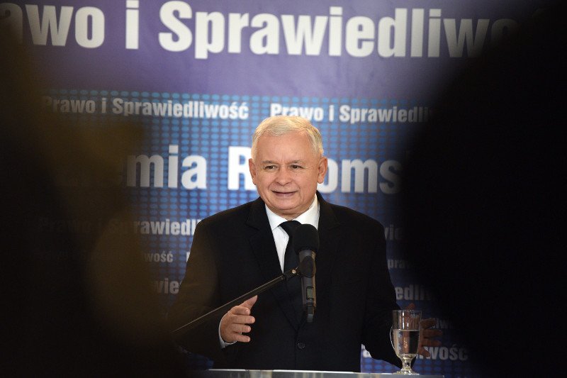 Z kodeksu wyborczego wypadł przecinek. W efekcie PKW może stracić możliwość kontrolowania wydatków na kampanię. Na zdjęciu prezes PiS w trakcie kampanii przed wyborami parlamentarnymi w 2015 r.