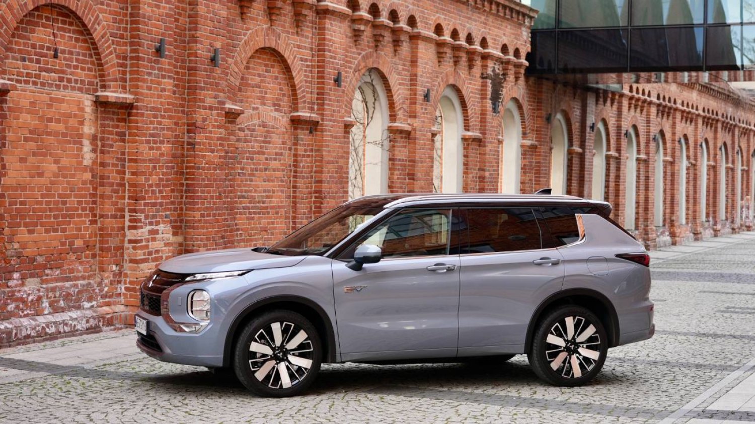 Pierwsza jazda nowym Mitsubishi. Outlander zmienił się nie do poznania Nowe Mitsubishi Outlander PHEV – pierwsza jazda. Oto dokładny cennik