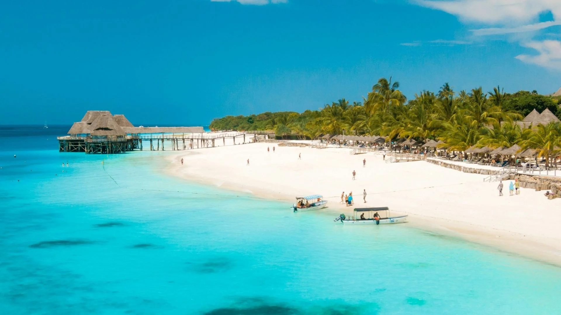 Plaża na Zanzibarze Turyści na Zanzibarze