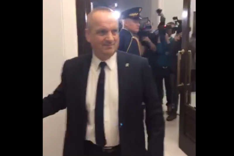 Poseł PO Sławomir Nitras przyłapał w sejmowych kuluarach prywatnego ochroniarza Jarosława Kaczyńskiego.