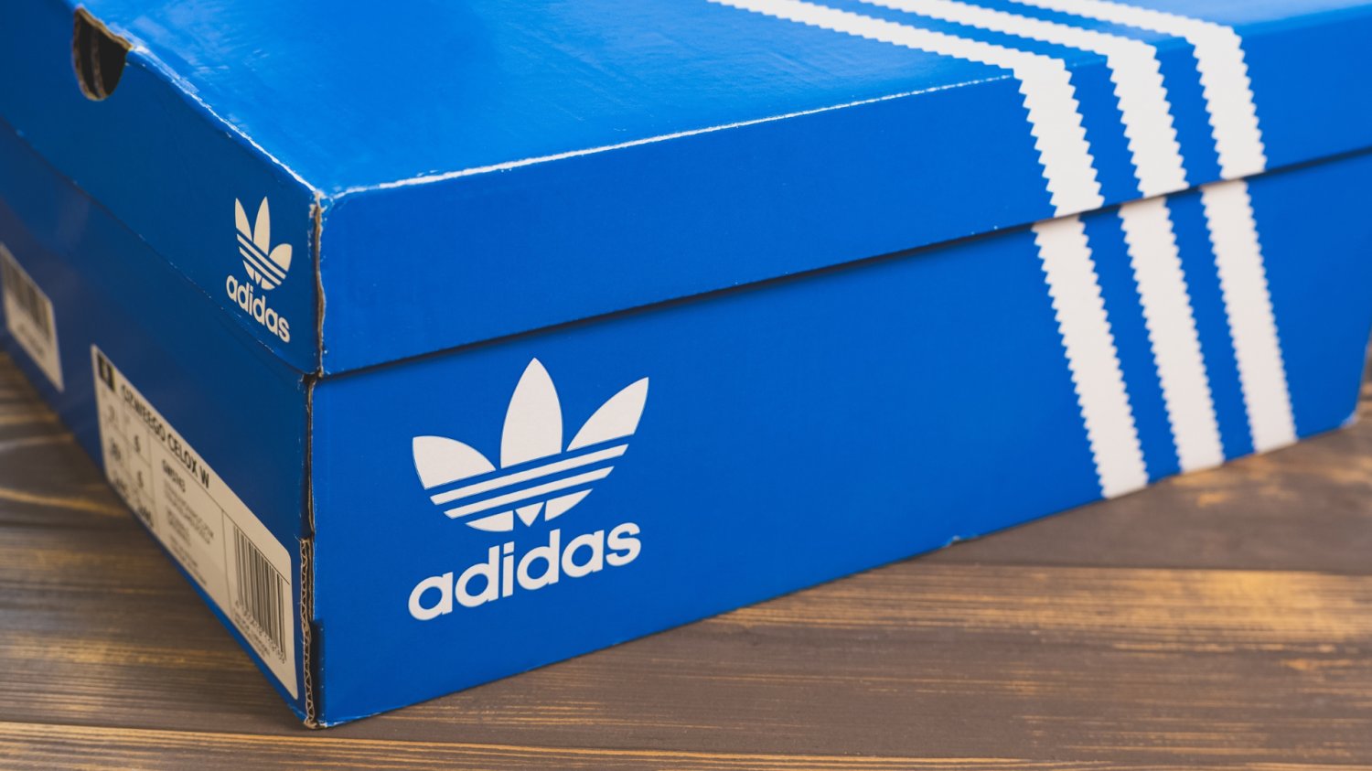 Opakowanie ze sneakersami marki Addias.