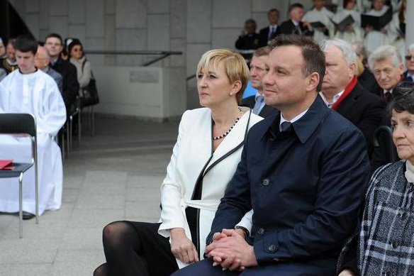 Kandydat PiS Andrzej Duda wziął udział w mszy św. koncelebrowanej przez ks. Dziwisza. Zabiega o wsparcie kościoła "łagiewnickiego".