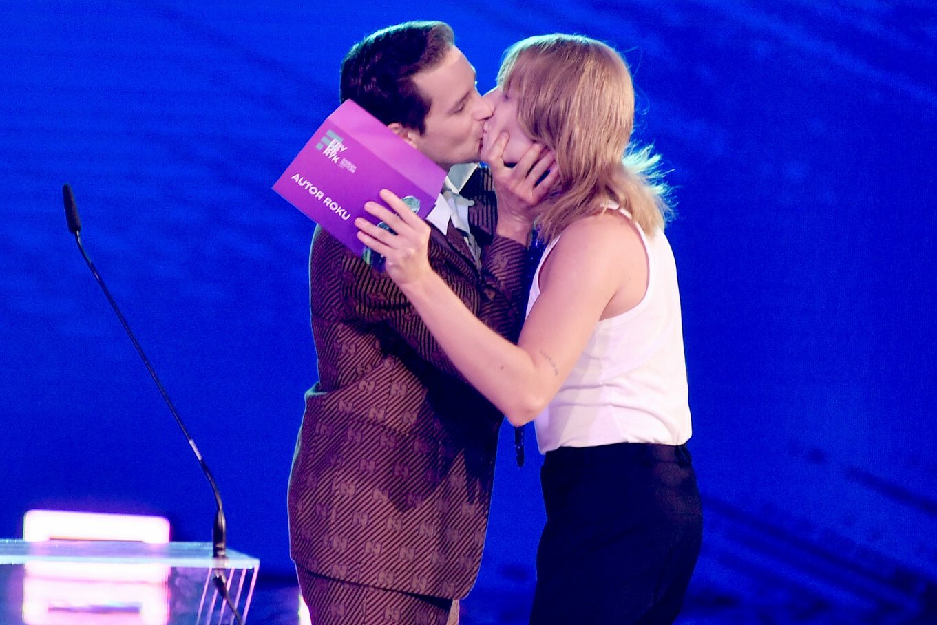 Krzysztof Zalewski pocałował Ralpha Kaminskiego podczas gali Fryderyków 2021.