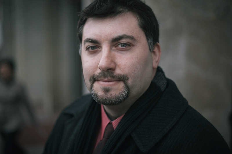 Artur Dziambor, wiceprezes KNP, tłumaczy drzemkę Janusza Korwin-Mikkego podczas obrad PE.