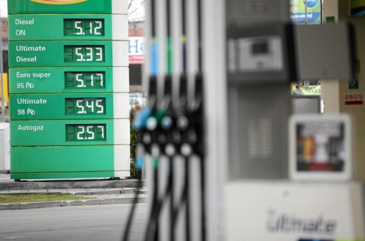 "Nie w instrybutor" – krzyczał do policjantów mężczyzna na stacji benzynowej. Funkcjonariusze próbowali przestrzelić opony BMW, którego kierowca wjechała w sklep na Orlenie.