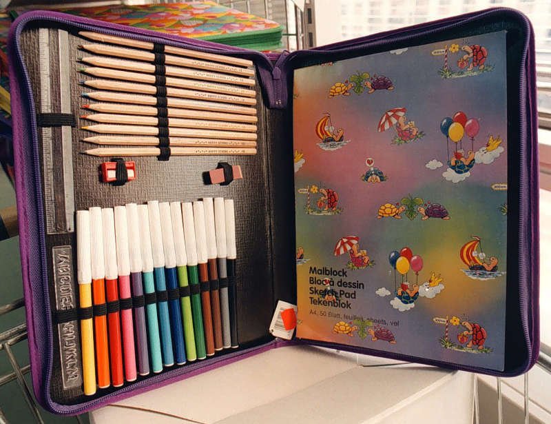 Piórniki, dzienniczki, zeszyt w trzy linie i worek na kapcie - taki w latach '90 był "must have" do szkoły