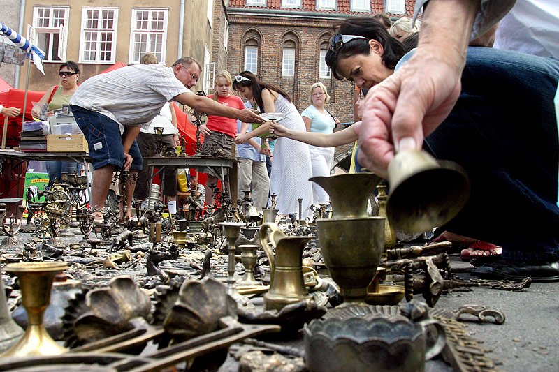 Na Jarmarku św. Dominika w Gdańsku sporo miejsca zajmuje tzw. pchli targ, gdzie dość łatwo znaleźć przedmioty należące do nazistów, a trudno o pamiątki z Powstania Warszawskiego.