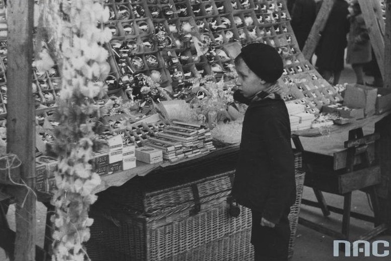 W okresie międzywojennym świąteczne zakupy cieszyły dzieci tak samo jak dzisiaj.