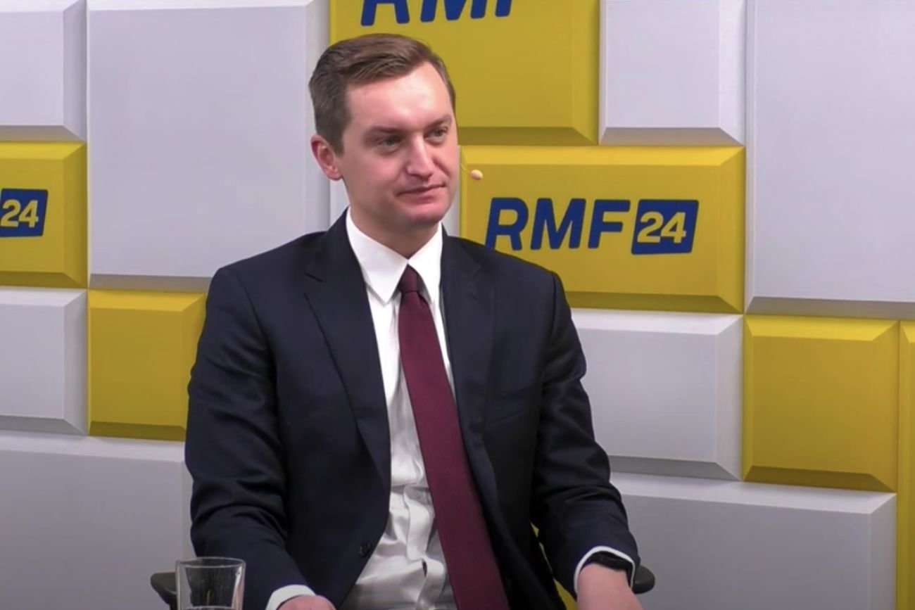Sebastian Kaleta w studiu radia RMF FM.