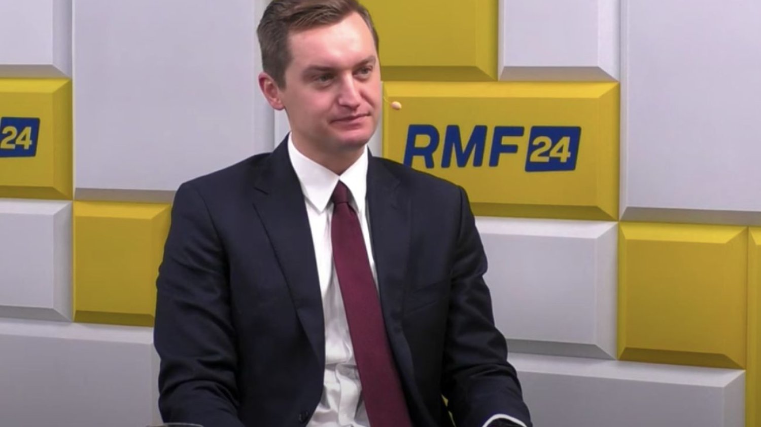 Sebastian Kaleta w studiu radia RMF FM.