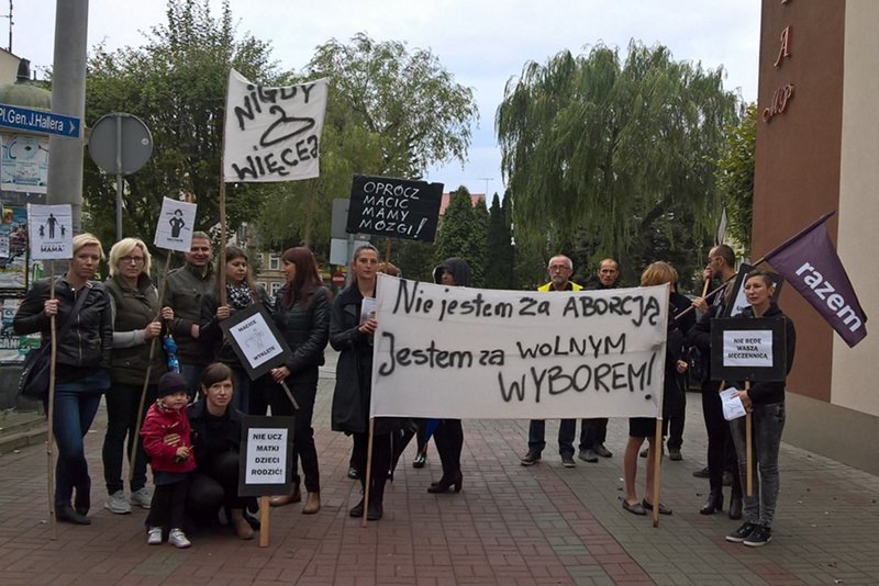 Na "czarny protest" w Lidzbarku Welskim przyszło zaledwie kilka kobiet. Ich głos jest mocniejszy niż setki warszawianek.