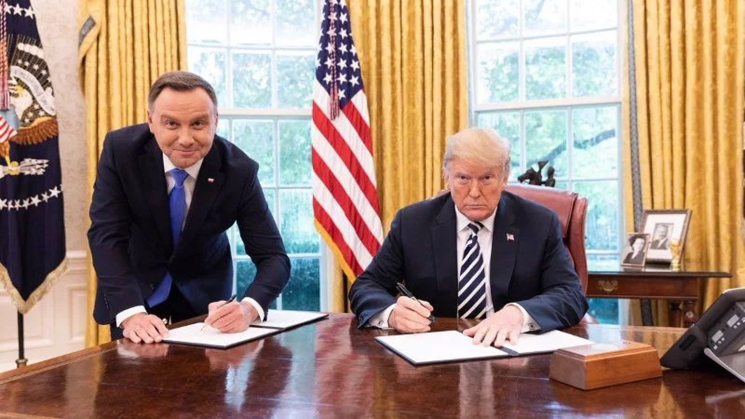 Internauci wklejają swoje fotografie podsumowujące 8 lat rządów PiS.