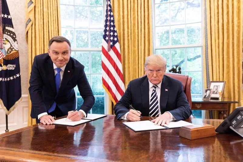 Internauci wklejają swoje fotografie podsumowujące 8 lat rządów PiS.