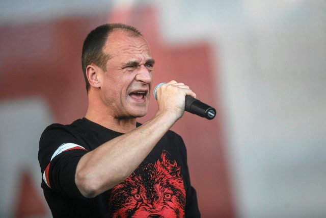 Paweł Kukiz w koszulce patriotycznej