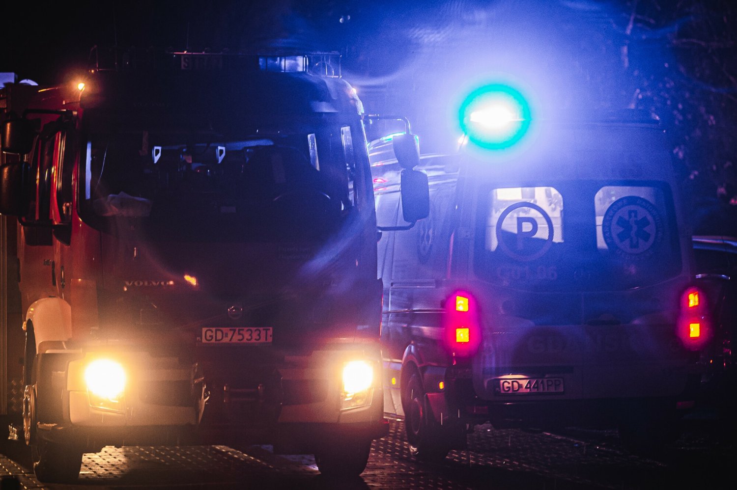 Po kilkunastu godzinach udało się wydobyć z kabiny suwnicy przygniecionego mężczyznę. Niestety 22-latek nie przeżył wypadku.