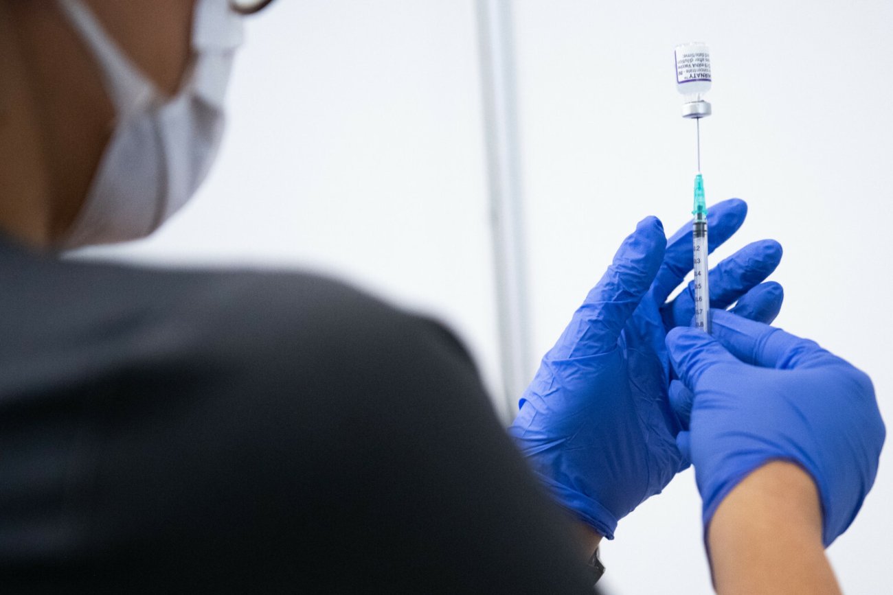 Niemcy. Obowiązkowe szczepienia przeciw COVID-19 dla personelu pielęgniarskiego i medycznego.