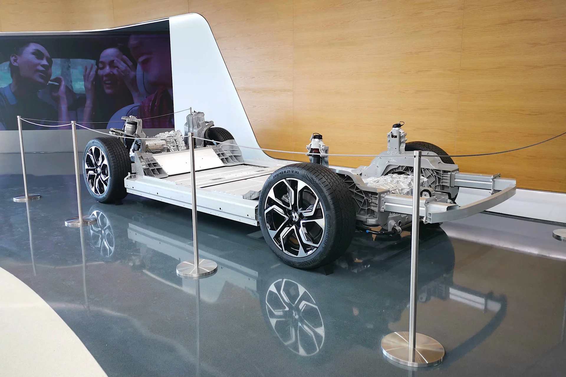 Tak prezentuje się podwozie modelu ES8 w negliżu, również tutaj niemal wszystko wykonano z aluminium