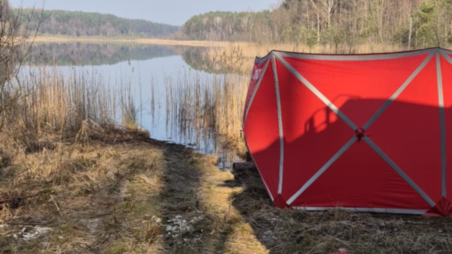 Tragiczne doniesienia z Pomorza. Dryfujące ciało na jeziorze
