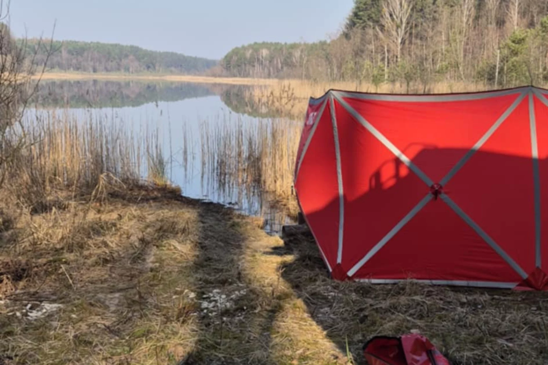 Tragiczne doniesienia z Pomorza. Dryfujące ciało na jeziorze