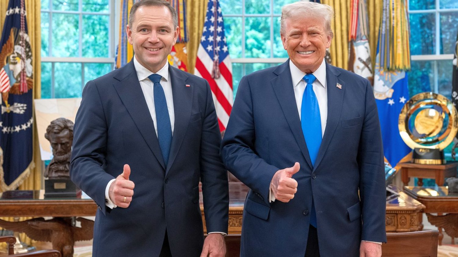 Karol Nawrocki rozmawiał z Donaldem Trumpem w Gabinecie Owalnym. Prezydent USA ponoć życzył mu wygranej Karol Nawrocki rozmawiał z Donaldem Trumpem w Gabinecie Owalnym. Prezydent USA ponoć życzył mu wygranej