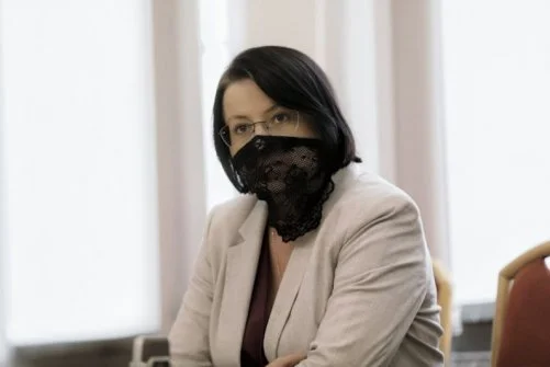 Kaja Godek na rozprawę w Sądzie Rejonowym w Płocku przyszła w koronkowej maseczce.