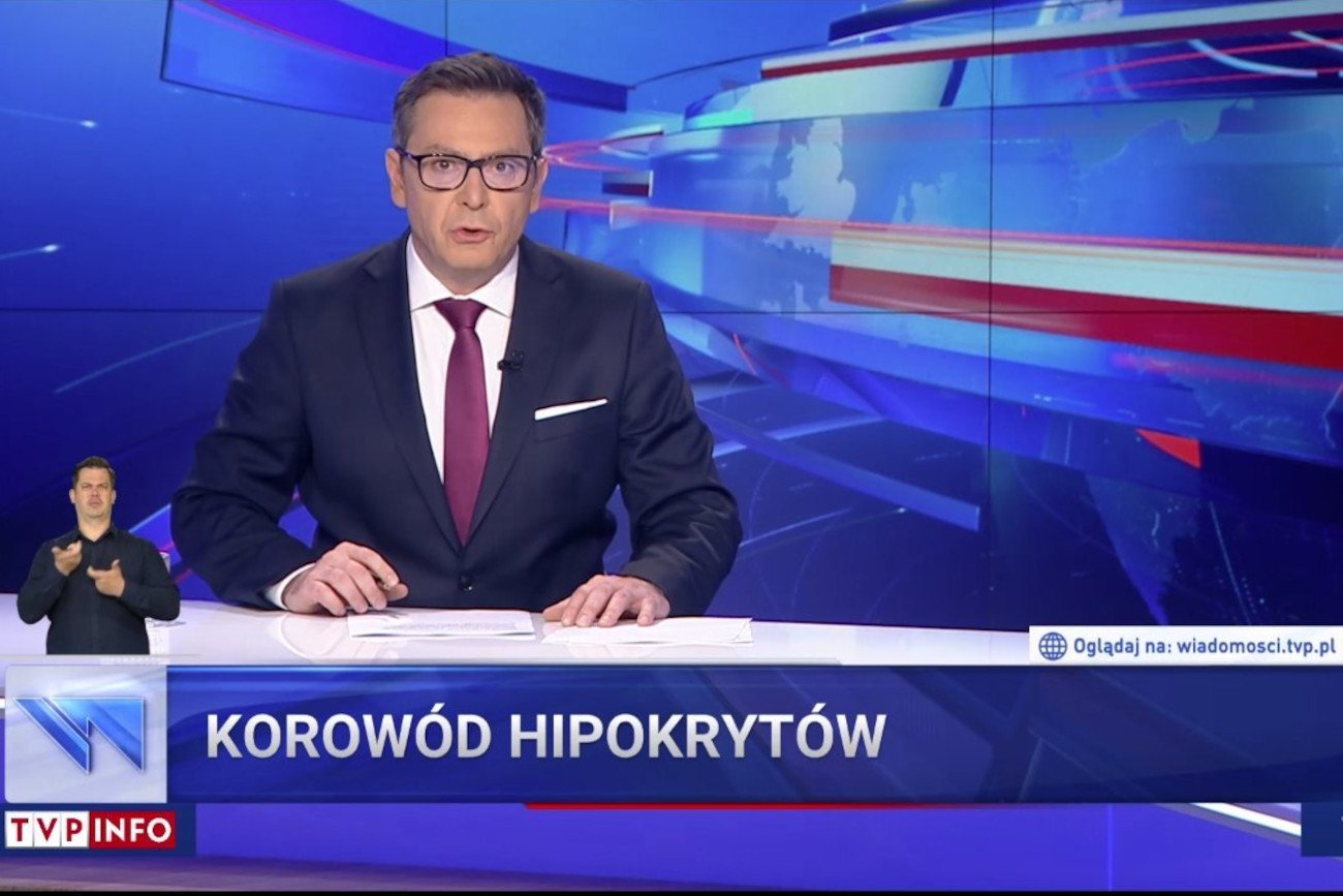 W TVP nie przepuszczono okazji, aby wytknąć TVN niesmaczny żart o osobach transpłciowych.