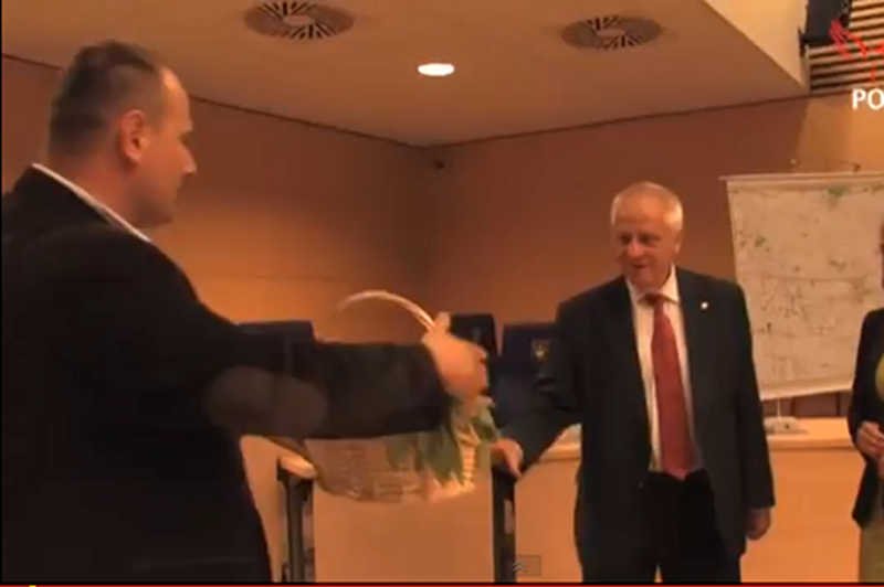 Stefan Niesiołowski dał się sprowokować członkom Klubu Gazety Polskiej.