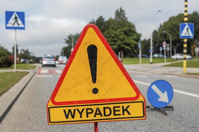 W Szczytnie kierowca potrącił wózek z bliźniętami i opiekunkę dzieci.