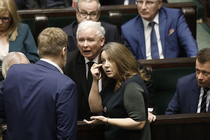 Posłanka Joanna Lichocka (PiS) pokazała w Sejmie wulgarny gest. Sama twierdzi, że przez przypadek.